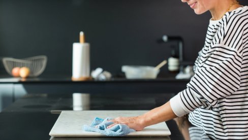 USVOJITE OVU KORISNU RUTINU: Zašto je dobro da čistite radnu površinu dok kuvate