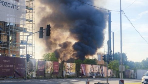 VELIKI POŽAR NA ČUKARIČKOJ PADINI: Crni dim uplašio stanovnike ovog dela Beograda (FOTO/VIDEO)
