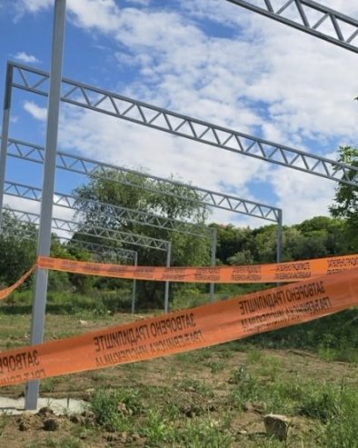 ЦРВЕНА ТРАКА У БАЈДИНОЈ ШУМИ: Група грађана зауставила нелегалну градњу на територији плућа Звездаре