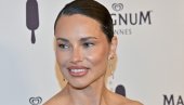 ADRIJANA LIMA POKAZALA ŠTA JE ELEGANCIJA: Obukla jednu od najlepših haljina do sad u Kanu