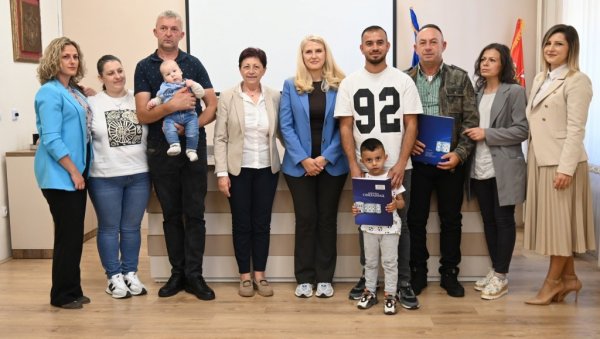 СКУЋИЛЕ СЕ ТРИ ПОРОДИЦЕ КОД СВИЛАЈНЦА: Уручени уговори за сеоске куће