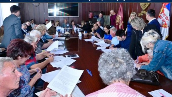 ЕНЕРГЕТСКА САНАЦИЈА 48 ДОМОВА: У Ћуприји уговоре потписали грађани, Општина и извођачи радова