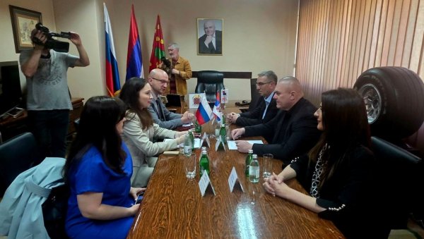 ДАЛИБОР МАРКОВИЋ ПАЛМА СА РУСКОМ ДЕЛЕГАЦИЈОМ: Путинов родни град Санкт Петербург поклонио Јагодини дечије игралиште