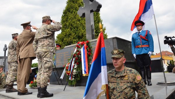 МЛАДИ ВОЈНИЦИ ЈНА УБИЈАНИ У ДИРЕКТНОМ ТВ ПРЕНОСУ: Годишњица страдања Срба у Тузланској колони 15. маја 1992. године (ФОТО)