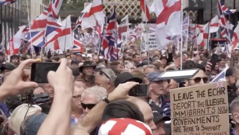 ENGLEZI USTALI PROTIV VLADE: Stotine hiljada ljudi krenule ka Dauning stitu (VIDEO)