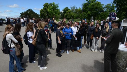 VELIKA ZAINTERESOVANOST MLADIH: Održan Sajam profesionalne orijentacije, obrazovanja i zapošljavanja u Vojsci Srbije (FOTO)