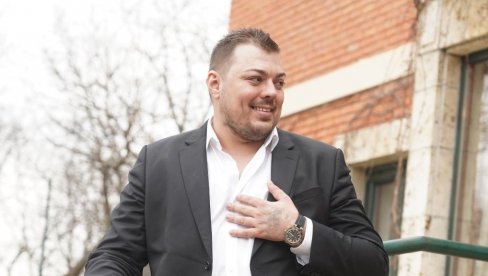 НЕМАМ СНАГЕ, ШЕСТ ГОДИНА ГА МОЛИМ ДА БАТАЛИ АЛКОХОЛ: Слобина жена ван себе испред ВМА: Не могу!