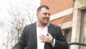 НЕМАМ СНАГЕ, ШЕСТ ГОДИНА ГА МОЛИМ ДА БАТАЛИ АЛКОХОЛ: Слобина жена ван себе испред ВМА: Не могу!