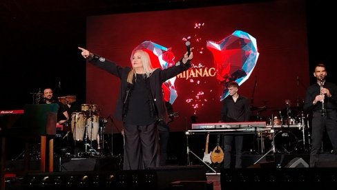 ZAHVALILA SAM SE ZA SVIH 50 GODINA: Vesna Zmijanac i trećim koncertom večeras proslavlja zlatni jubilej u velikom stilu (FOTO)