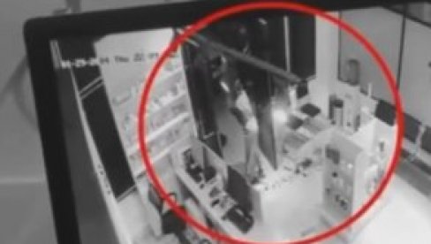 (УЗНЕМИРУЈУЋИ ВИДЕО) Крвави крај токсичне везе: Насилник ножем убио бившу љубав