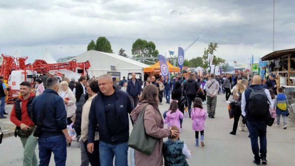 ОД СВЕМИРСКИХ ТРАКТОРА, ДО БИКА ТЕШКОГ ГОТОВО ДВЕ ТОНЕ:  93. међународни пољопривредни сајам У Новом Саду