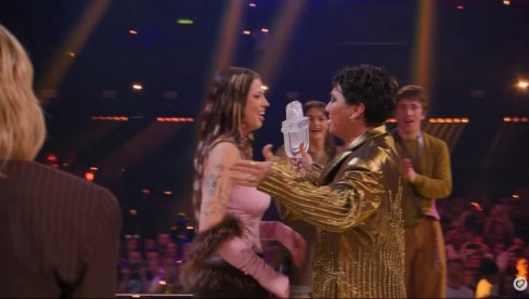 KUČ*O... Šok - nije se čulo u prenosu! Evo šta je DŽej DŽej rekao Dari dok joj je predavao pehar (VIDEO)