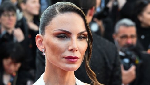 НИНА СЕНИЧАР У ХАЉИНИ СА ДУБОКИМ ДЕКОЛТЕОМ ЗАПАЛИЛА КАН: Српска лепотица изгледала беспрекорно на црвеном тепиху!