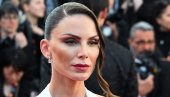 NINA SENIČAR U HALJINI SA DUBOKIM DEKOLTEOM ZAPALILA KAN: Srpska lepotica izgledala besprekorno na crvenom tepihu!