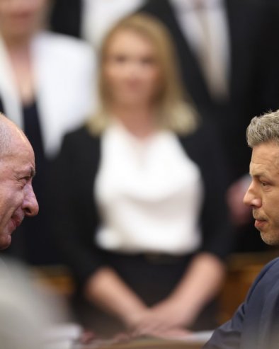 ПАО ПОТПИС ЗА ИСТОРИЈСКИ ОДЛАЗАК: Председник Мађарске сам потврдио крај свог мандата