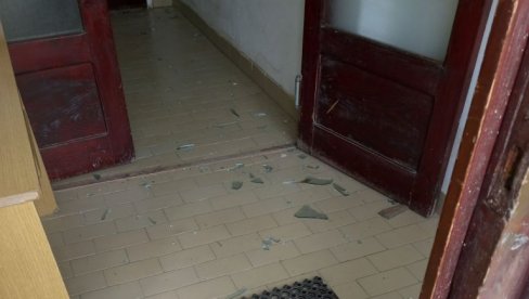 NOVI NAPAD NA NAŠ NAROD: Razbijena vrata srpske ambulante u Banjskoj (FOTO)