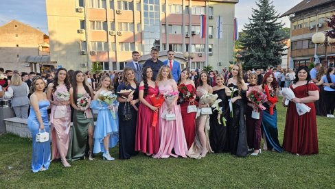 DEFILE MLADOSTI I LEPOTE: Maturanti prošetali ulicama Ugljevika (FOTO)