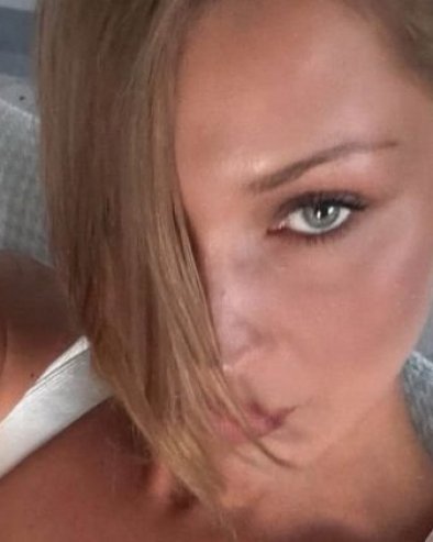 СКИДА ГОДИНЕ С ЛИЦА, НЕ ЗАХТЕВА ЧЕСТО ФАРБАЊЕ И ПОКРИВА СЕДЕ: Ова боја косе је НЕВЕРОВАТНО откриће!