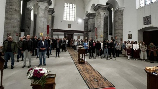 ЧУВАРИ СВЕТОСАВЉА: У јужном делу Косовске Митровице обележена слава храма Светог Саве (ФОТО)