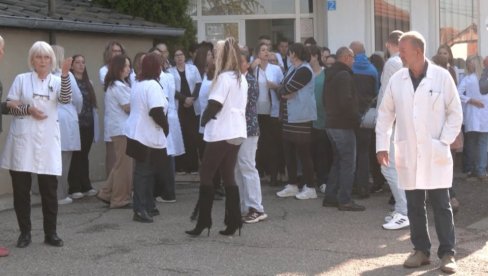 PRIVEDENIMA PRITVOR DO 48 SATI: Zaposleni u gračaničkom Domu zdravlja protestuju jutros zbog privođenja direktorke Mirjane Dimitrijević