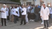 ПРИВЕДЕНИМА ПРИТВОР ДО 48 САТИ: Запослени у грачаничком Дому здравља протестују јутрос због привођења директорке Мирјане Димитријевић