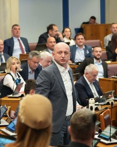 КНЕЖЕВИЋ ОПИСАО ПРЕМИЈЕРА НА КОНЦЕРТУ: Рики Мартин ставио марамицу и врцка куковима, Спајић као да га је струја убила