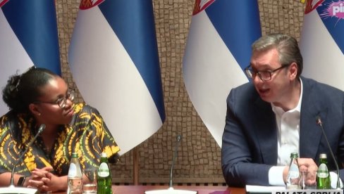MI VAS ŽELIMO DA PREDSTAVIMO KAO DEO NAS Predsednik odgovorio na pitanje studentkinje vezano za volontiranje na Ekspu