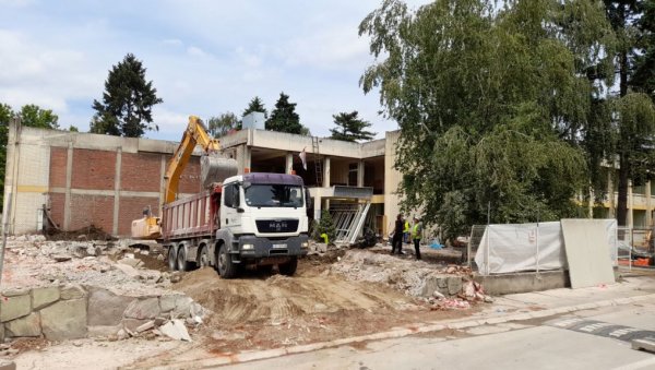 КОМПЛЕТНА ОБНОВА УСТАНОВЕ НАМЕЊЕНЕ НАЈМЛАЂИМА: Почела реконструкција зграде лесковачког Дечијег диспанзера