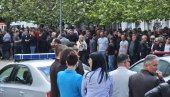 SUTRA U GRAČANICI: Mirni protest zdravstvenih i prosvetnih radnika