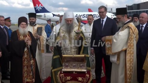 ČUDESNI POJAS PRESVETE BOGORODICE STIGAO U BEOGRAD: Patrijarh Porfirije i predsednik Vučić  dočekali svetinju (FOTO)
