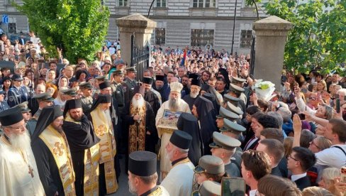 ЧУДЕСНИ ПОЈАС ПРЕСВЕТЕ БОГОРОДИЦЕ У И ЧЕСТИЦЕ ЧАСНОГ КРСТА У ВАЗНЕСЕЊСКОЈ ЦРКВИ: Стотине верника дочекало светиње (ФОТО)