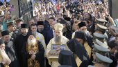 СПАСОВДАНСКУ ЛИТИЈУ ПРЕДВОДИ ПОРФИРИЈЕ: Часни крст носи ученик Математичке гимназије