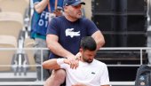 NOVAK ĐOKOVIĆ OPET IMA PROBLEM S RAMENOM?! Ovaj detalj obilazi planetu! (VIDEO)