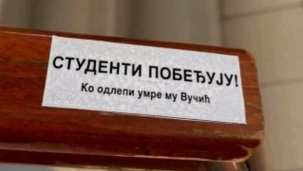 БОЛЕСТ! Блокадери и на налепницама позивају на смрт Вучића (ФОТО)