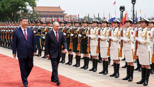 ЗАШТО ЈЕ ПУТИН СКИНУО САКО У ПЕКИНГУ: Несвакидашњи потез и тајни сигнали у срцу суперсиле