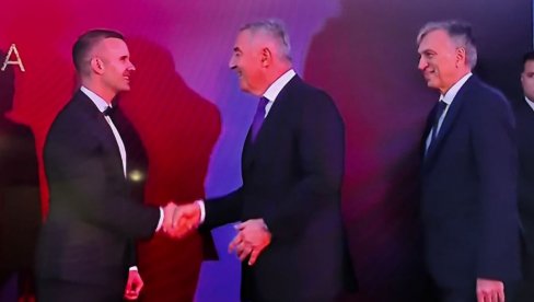 SLIKA SVE GOVORI: LJubav cveta između Đukanovića i Spajića