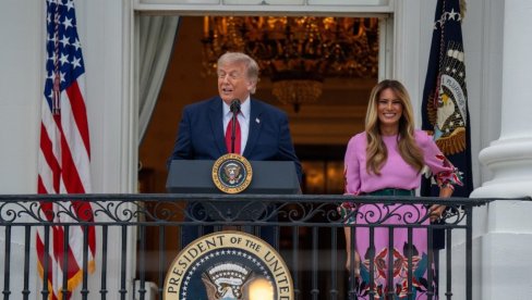 MELANIJA ISPRED BELE KUĆE U KOMBINEZONU KOJI JE ČISTA DESETKA: Još jednom dokazala da nema bolje obučene žene na planeti