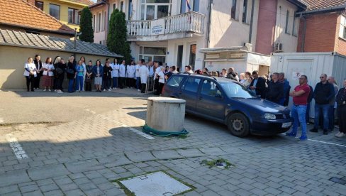 Protesti zaposlenih ispred zdravstvenih i obrazovnih ustanova na centralnom KiM-TRAŽE OSLOBAĐANJE SVOJIH DIREKTORA