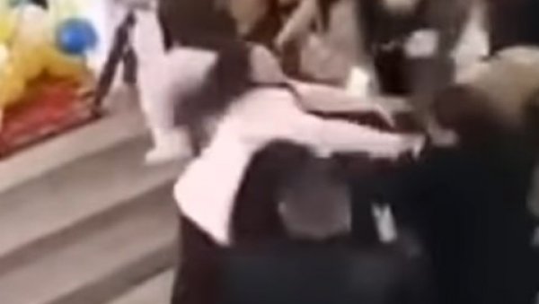 МАЈКЕ УЧЕНИКА СЕ ПОТУКЛЕ НА МАТУРСКОЈ ВЕЧЕРИ: Реаговала и полиција (ВИДЕО)