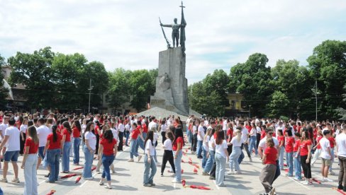 PLES OPTIMIZMA I MLADOSTI: Tradicionalni „Maturski kadril“ na centralnom Trgu u Kraljevu