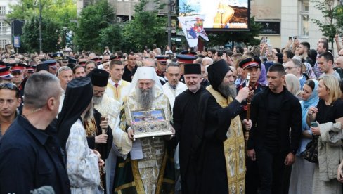 PATRIJARH PORFIRIJE PREDVODI HILJADE VERNIKA: Veličanstveni prizori sa Spasovdanske litije u Beogradu (FOTO/VIDEO)
