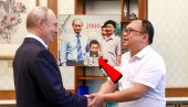 PUTINA U KINI DOČEKAO DEČAK SA SLIKE STARE 26 GODINA: Ruski predsednik mu promenio život - evo ko je Peng Pai