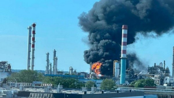 ВЕЛИКА ЕКСПЛОЗИЈА У ФАБРИЦИ МОЛ: Облак црног дима изнад објекта у Мађарској, има мртвих (ФОТО)
