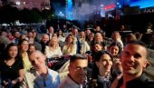 SUZE NA RIKIJEVOM KONCERTU: Suzavac prekinuo nastup svetske zvezde