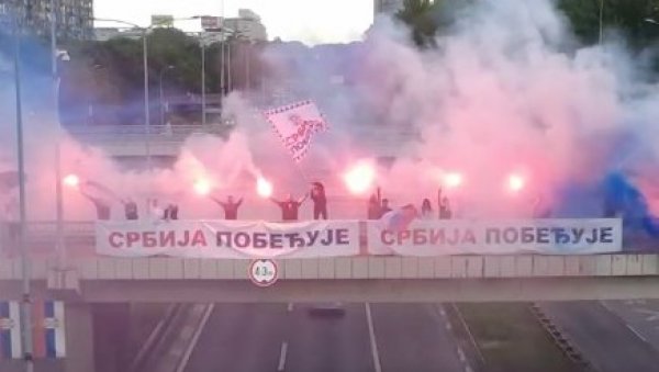 СРБИЈА ПОБЕЂУЈЕ, БАКЉАДА И ТРИ ПРСТА ВИСОКО: Величанствени призори са Новог Београда (ФОТО)
