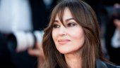 ITALIJANSKI GLAMUR POD SVETLIMA KANA: Monika Beluči u haljini koju samo ona može da iznese i izgleda moćno (FOTO)