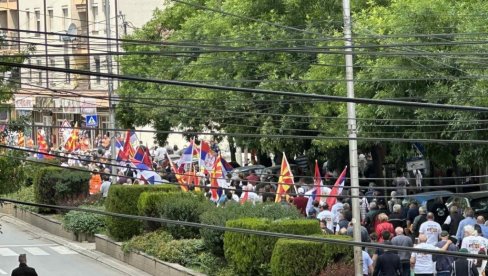 VELIKI SKUP PODRŠKE PREDSEDNIKU VUČIĆU U KUMANOVU: Vijore se srpske trobojke i makedonske zastave, pristiže sve više ljudi (FOTO/VIDEO)