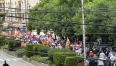 ВЕЛИКИ СКУП ПОДРШКЕ ПРЕДСЕДНИКУ ВУЧИЋУ У КУМАНОВУ: Вијоре се српске тробојке и македонске заставе, пристиже све више људи (ФОТО/ВИДЕО)