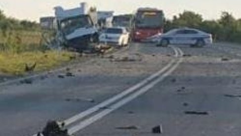 JEZIVE SLIKE SA MESTA NESREĆE KOD BOGATIĆA: Ovo je auto smrti koji je odneo živote dva tinejdžera! (FOTO)