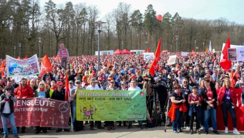 NEMAČKA NA KOLENIMA: Preko 30.000 zaposlenih u Mercedes-Benc protestvovalo protiv mera štednje - Talas protesta se širi i na druge gigante